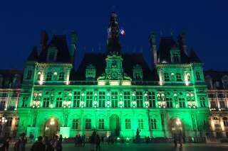 En réaction à Trump, l'Hôtel de ville de Paris passe au vert
