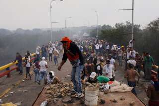 Au Venezuela, l'aide humanitaire rebrousse chemin aux frontières, des heurts