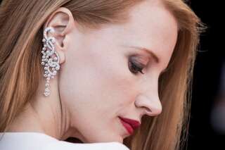 Au Festival de Cannes 2017, Jessica Chastain sensuelle en blanc et rouge