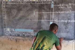 Ce professeur d'informatique ghanéen enseigne Microsoft Word... sur un tableau noir