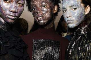 À la Fashion Week de Paris, des mannequins ont défilé le visage recouvert de paillettes