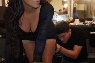 Kim Kardashian ne se fait pas maquiller que le visage