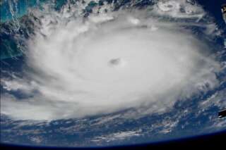 L'ouragan Dorian rétrogradé en catégorie 2 déferle sur la côte américaine
