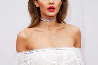 Gigi Hadid a choisi un look champêtre transparent pour fouler le tapis rouge des American Music Awards