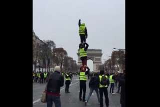 Gilets jaunes à Paris: cette pyramide humaine n'est pas passée inaperçue