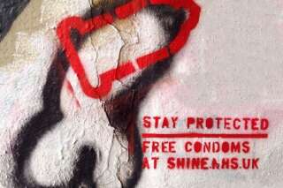 MST, IST... Cet artiste habille les graffitis de pénis de préservatifs pour sensibiliser