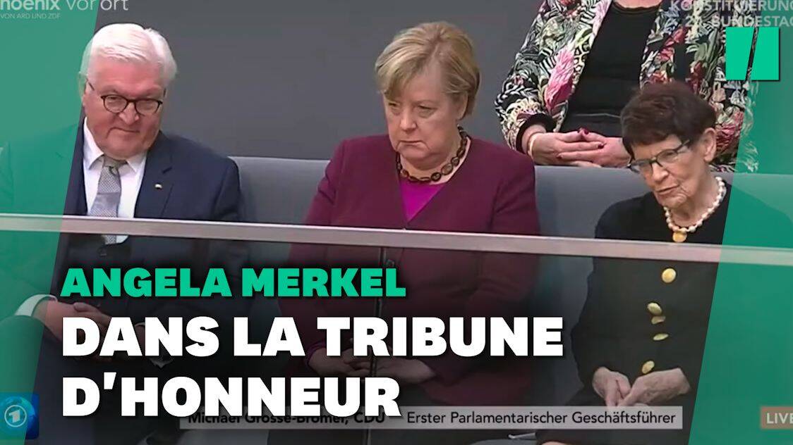 Merkel nimmt an der Schulanfangssitzung im Bundestag auf der Tribüne teil