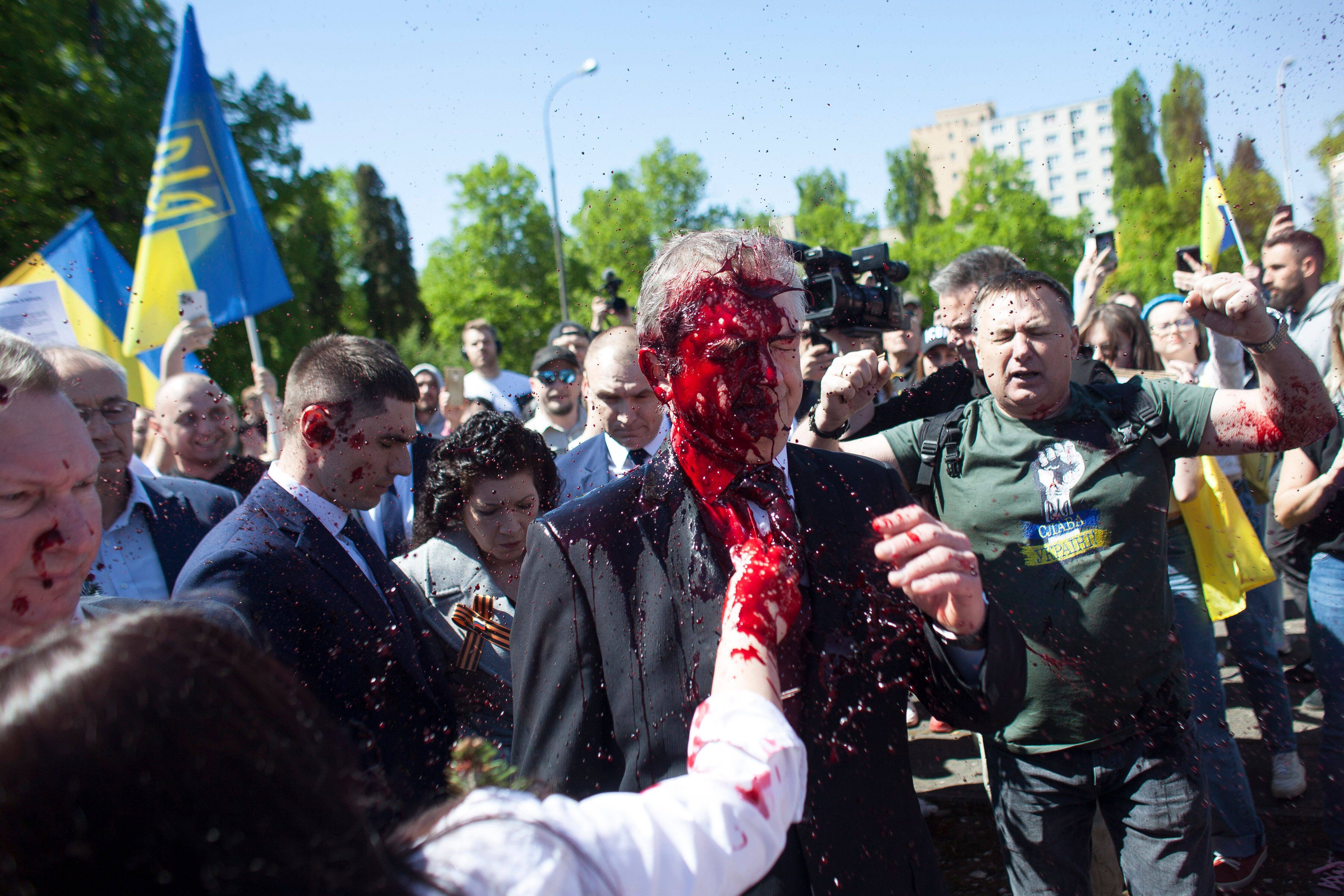 W Warszawie ambasador Rosji w Polsce został spryskany fałszywą krwią