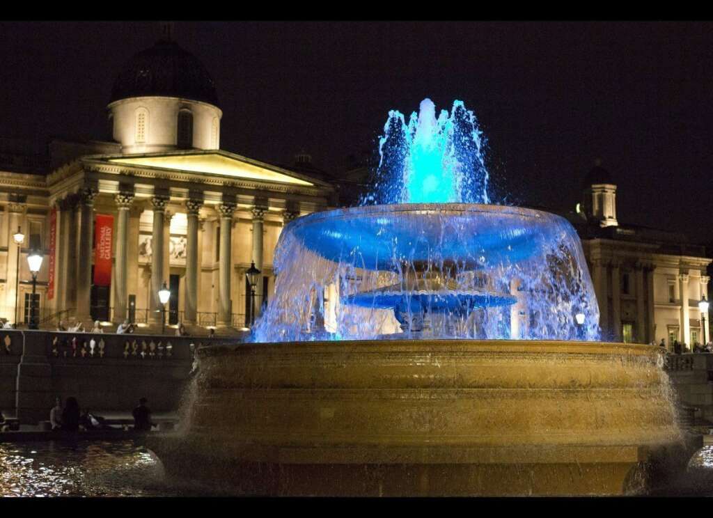 La fontaine de Trafalgar Square - La fontaine de Trafalgar Square s'est vêtue de bleu pour annoncer l'arrivée du fils de Kate et William.