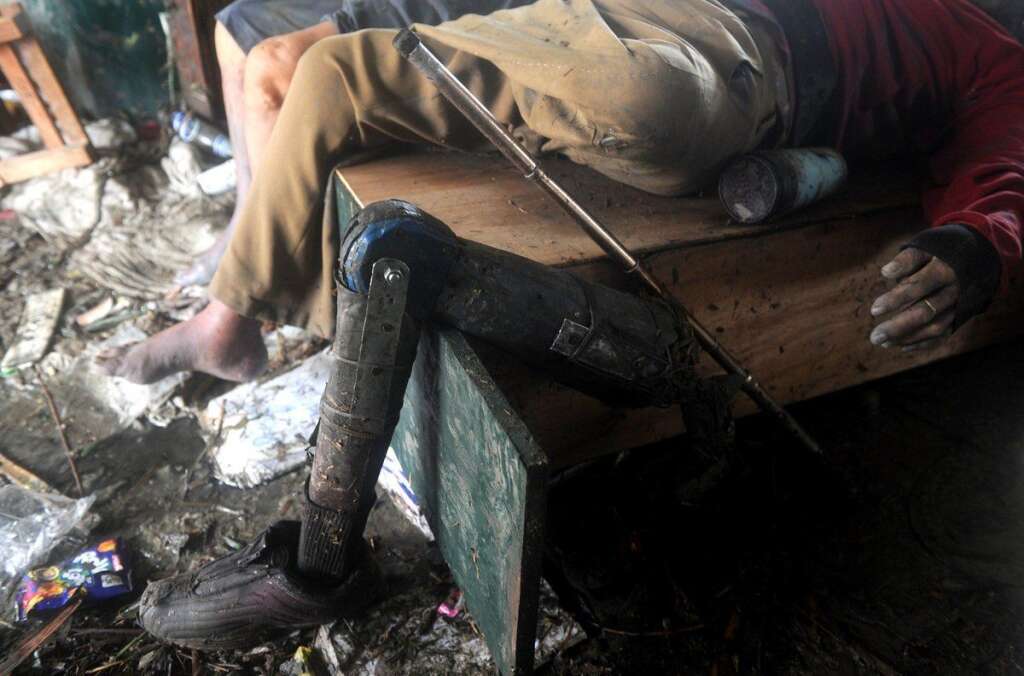 Une prothèse près d'un cadavre à l'intérieur d'une école élémentaire de Tacloban - Le 10 novembre 2013.