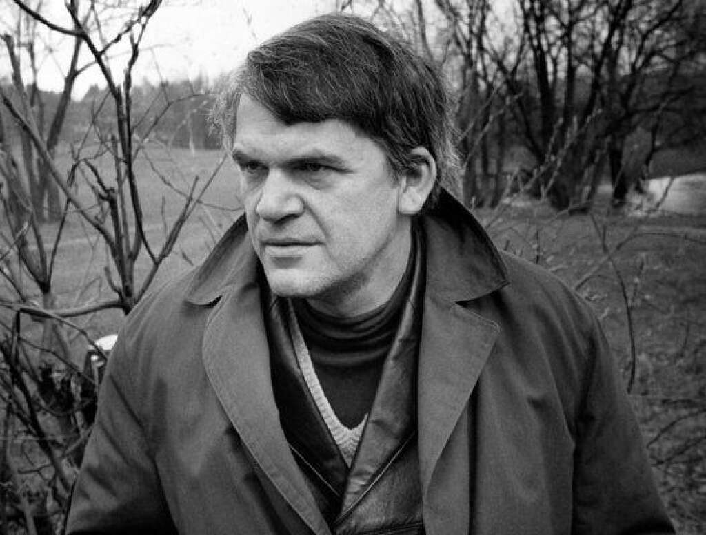 Milan Kundera - Après le Printemps de Prague et l’invasion soviétique en Tchécoslovaquie en 1969, l'écrivain est renvoyé de l’Institut des hautes études cinématographiques où il enseigne. Exclu du Parti communiste, ses ouvrages sont interdits dans son pays ce qui ne l'empêche pas de connaître le succès en France. Invité à enseigner à Paris en 1975, il est déchu de sa nationalité tchèque en 1979 puis naturalisé français en 1981.