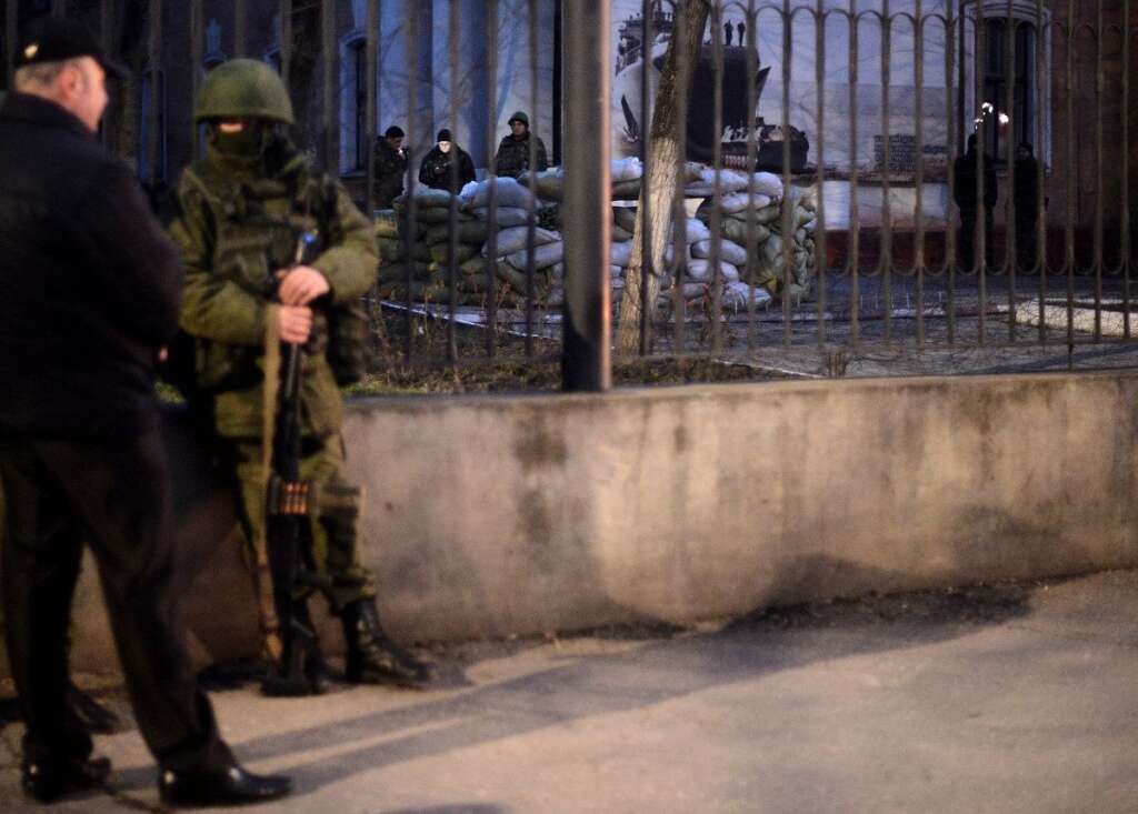 Attaque contre une unité ukrainienne à Simféropol - Des troupes russes devant les locaux de la marine ukrainienne à Simféropol le 18 mars 2014.