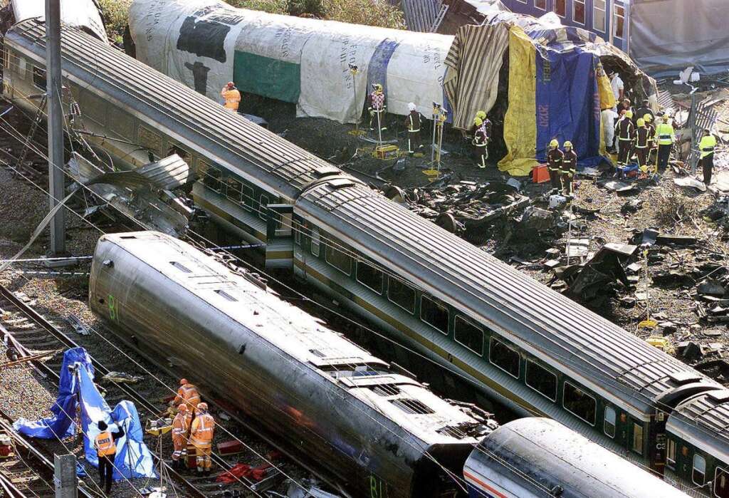 Le 08 octobre 1999 en Angleterre - 31 morts après la collision de deux trains près de la gare de Paddington, à Londres. L'un des trains avait grillé un feu rouge.