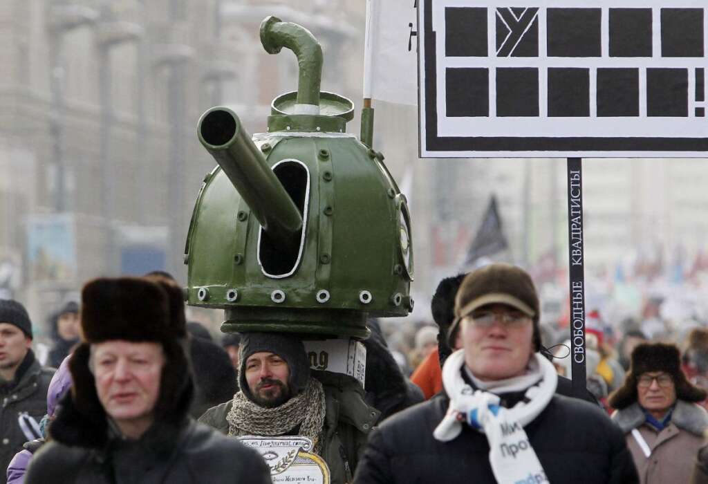 - Un manifestant anti-Poutine arbore un tank sur la tête... à Moscou le 04 février 2012.