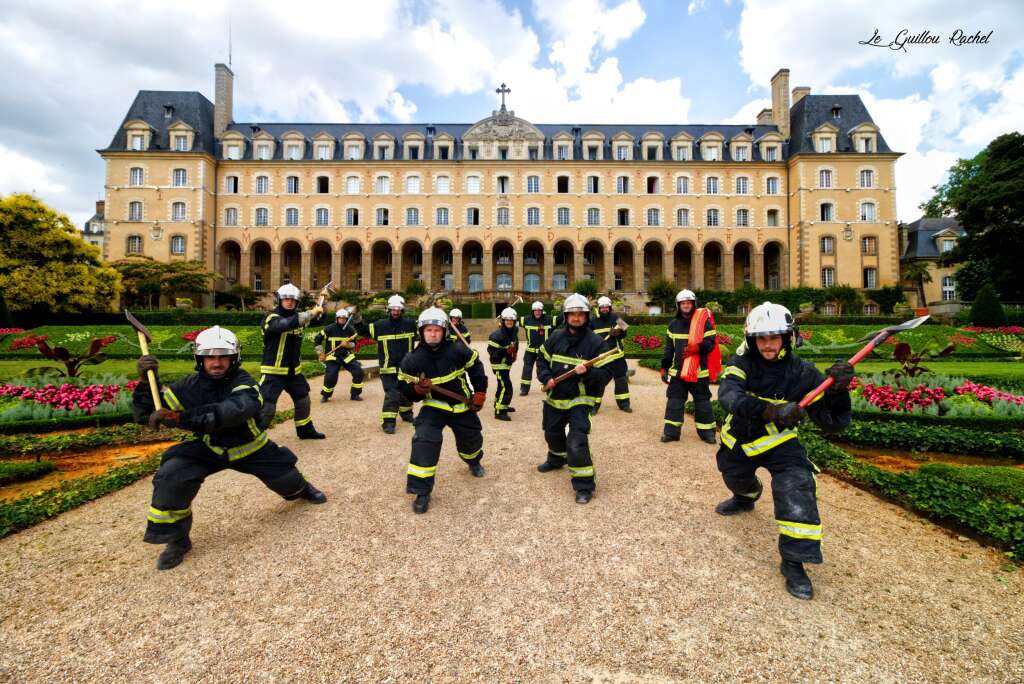 Calendrier Pompiers Rennes 2019 - Les sapeurs-pompiers de Rennes en couverture du calendrier 2019.