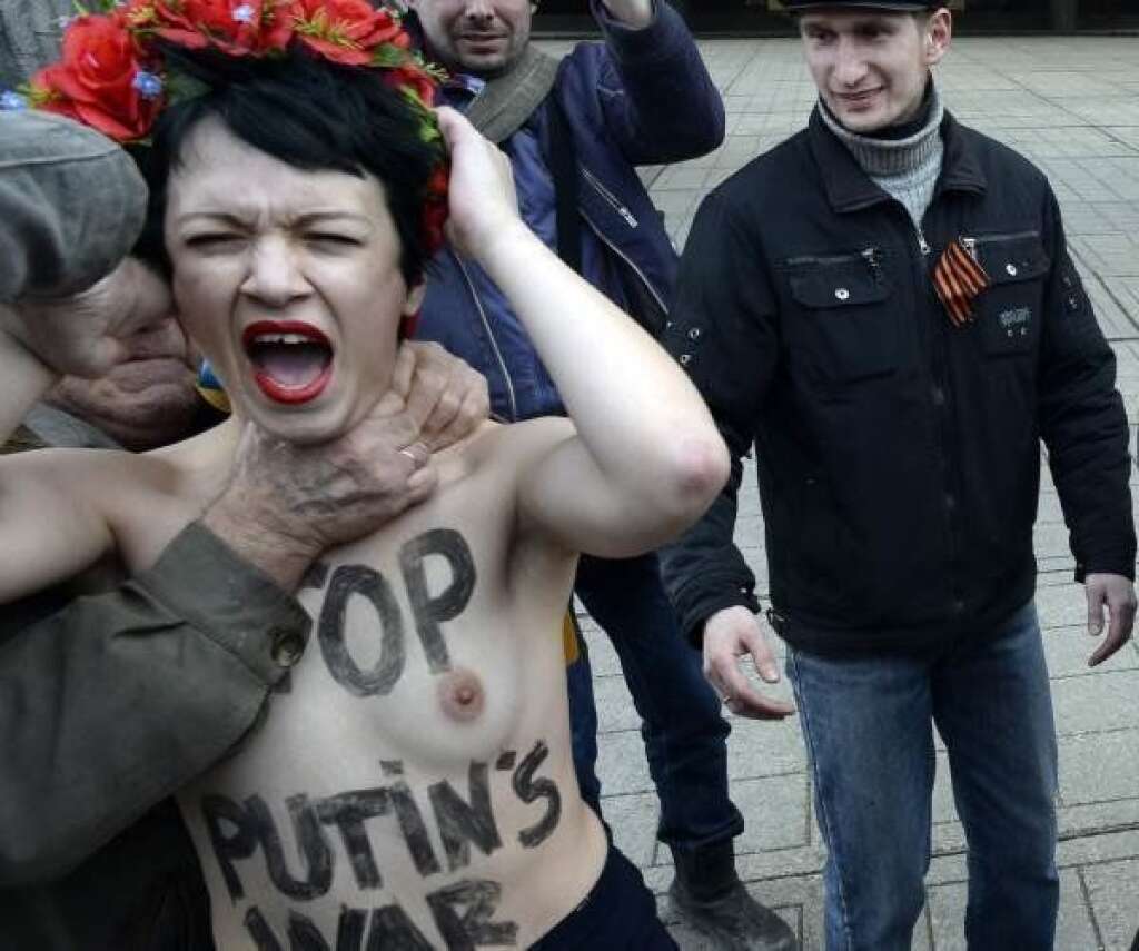 Contre Poutine et la Russie en Crimée - Le 6 mars, deux militantes Femen ont tenté de s'opposer à une manifestation pro-russe en Crimée, territoire ukrainien favorable à un rattachement à la Russie de Vladimir Poutine.