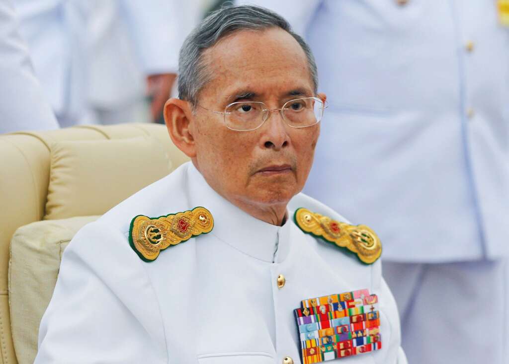 13 octobre - Bhumibol Adulyadej - <p>Le roi de Thaïlande est décédé à 88 ans, après 70 ans d'un règne ayant fait de lui le plus vieux monarque en exercice.</p>  <p><strong>» Lire notre article complet <a href="http://www.huffingtonpost.fr/2016/10/13/le-roi-de-thailande-bhumibol-adulyadej-est-mort/">en cliquant ici</a></strong></p>