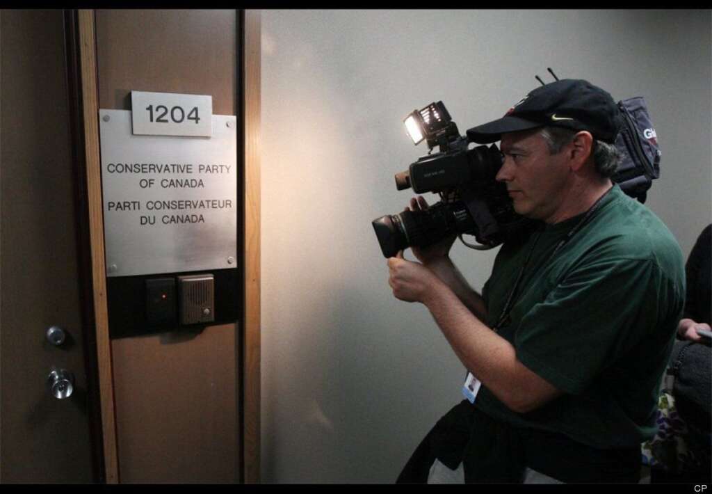 - Un caméraman prend des images de l'extérieur du quartier général du Parti conservateur à Ottawa. (PC/Adrian Wyld)