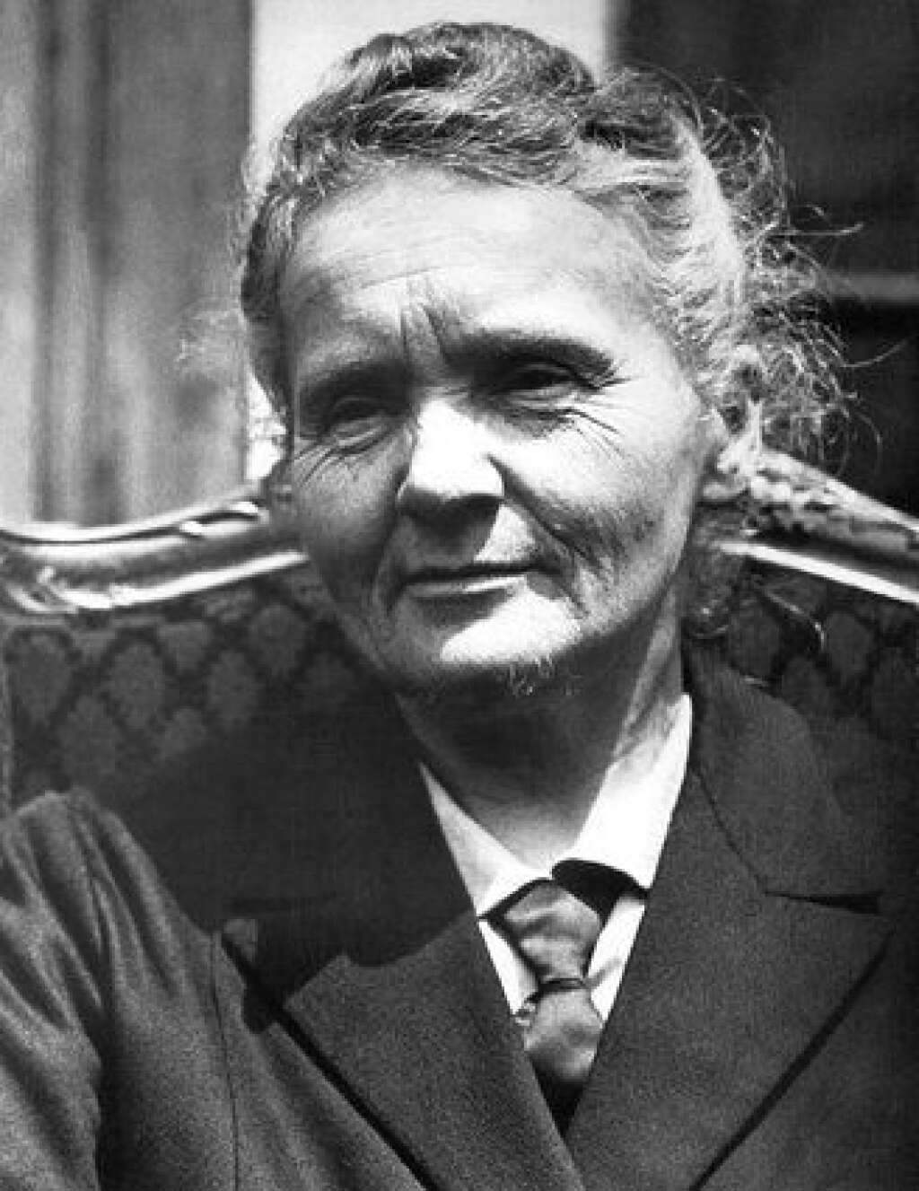 Marie Curie - Née Marie Skłodowska à Varsovie en 1867, elle a fait ses études supérieures à Paris où elle a rencontré son futur mari Pierre. C'est après son mariage qu'elle a obtenu sa naturalisation. Elle est donc franco-polonaise quand elle reçoit ses deux prix Nobel: physique en 1903 et Chimie en 1911.