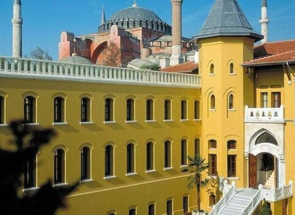 Le Four Seasons d'Istanbul (Turquie) - Si l'extérieur du Four Seasons d'Istanbul rappelle la première vie du bâtiment, l'intérieur n'est que pur luxe.