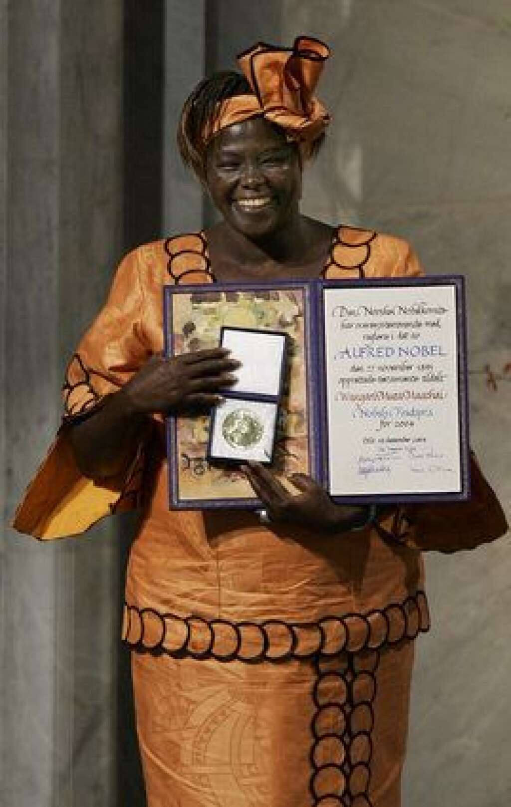 2004 - Wangari Muta Maathai (Kenya) - "Pour son projet de plantation d'arbres en Afrique visant à promouvoir la biodiversité, tout en créant des emplois pour les femmes et en valorisant leur image dans la société".