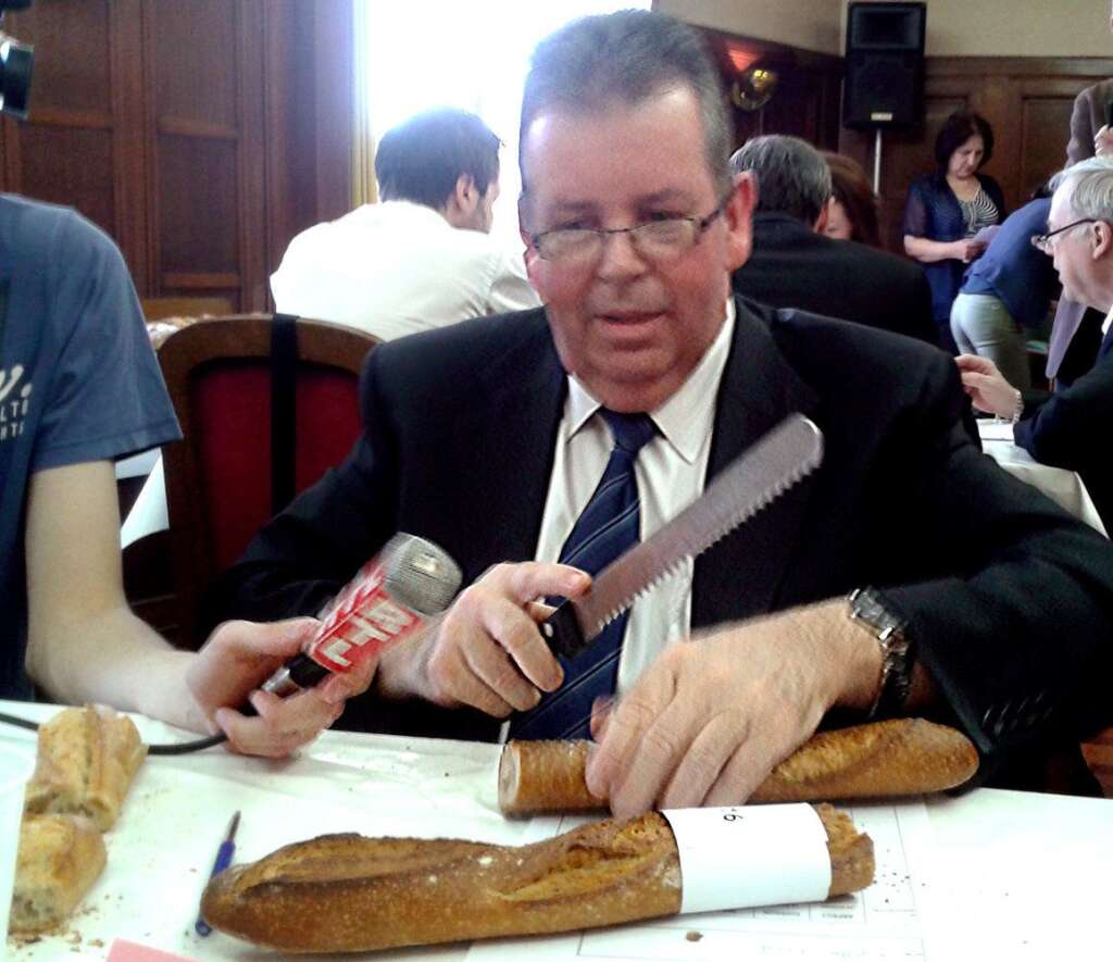 - Pascal Barillon, boulanger dans le 18ème arrondissement et lauréat de l’édition 2011, se charge de découper les baguettes tout en répondant aux questions de la presse.