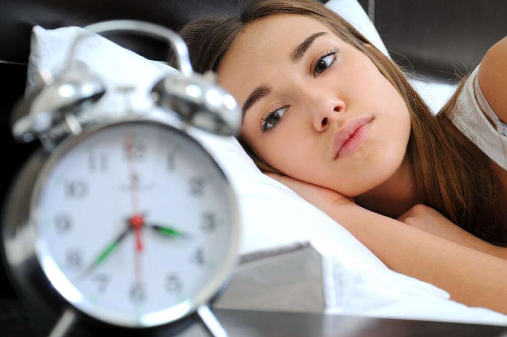 Prendre le temps de s'endormir - Si après 15 minutes, le sommeil ne vient pas et que sn attente est pénible, il est préférable de se lever et de pratiquer une activité calme. Le besoin de sommeil reviendra au prochain cycle.
