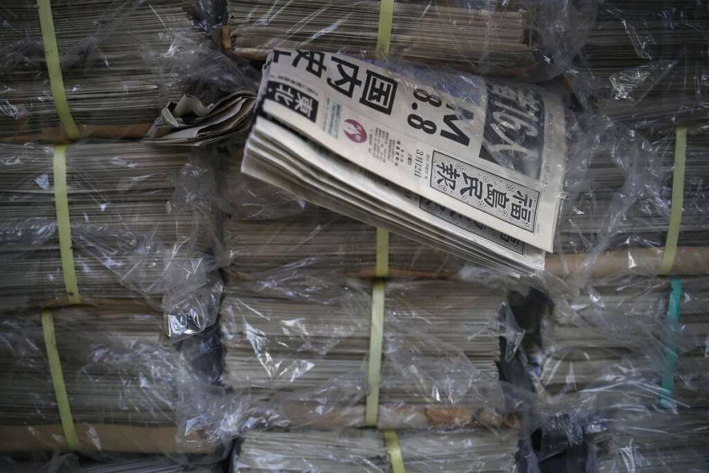 - Plusieurs exemplaires du <em>Fukushima Minpo</em> entreposés dans un bureau ravagé par le tsunami. En Une : "Un tremblement de terre de magnitude 8.8 a secoué le pays", datée du lendemain des prémisses de la catastrophe.