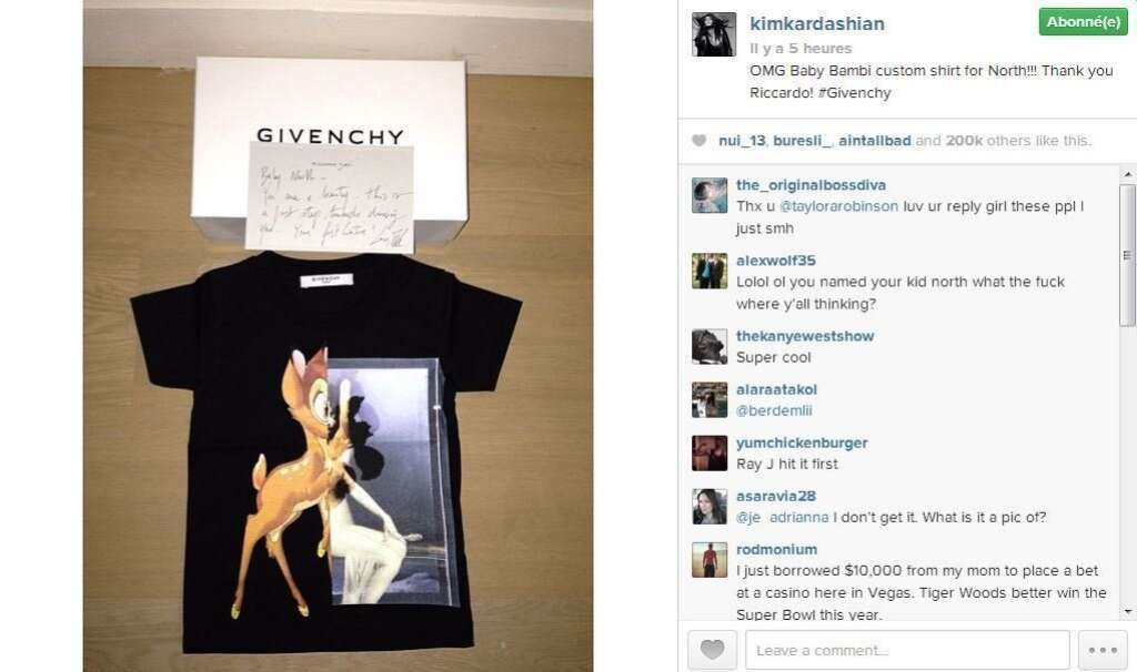 Le t-shirt Bamby de Givenchy - Riccardo Tisci a offert le fameux t-shirt Bambi qui a déjà séduit plus d'une top. Un cadeau accompagné d'un petit mot dans lequel le designer fait savoir à North West qu'il a hâte de l'habiller plus tard, comme maman.   "Bébé North, tu es une beauté. Voici la première étape de notre collaboration".