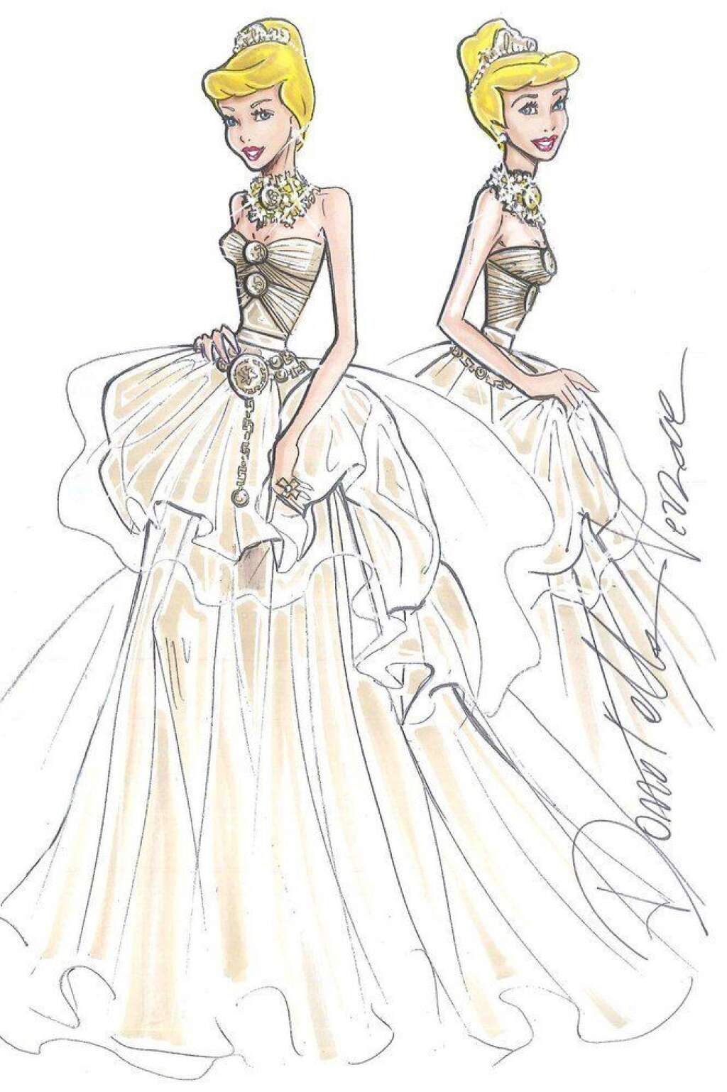 CENDRILLON EN VERSACE - La robe de bal de Cendrillon se transforme en pièce couture ultra moderne. Reflets dorés, bustier plissé et chaînes à la taille, sans oublier le fameux logo Versace à tête de Méduse.