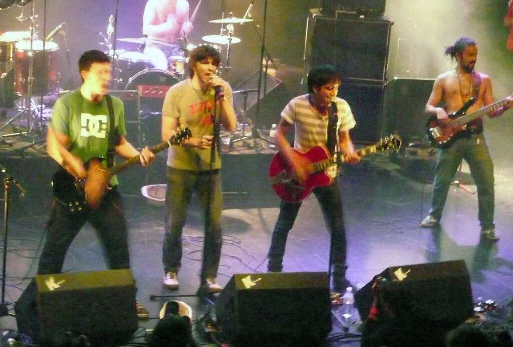 Sur scène - Avec le groupe de rock chilien Guaka, Cantat chante en Octobre 2010 à Merignac un concert en soutien des victimes du tremblement de terre au Chili.