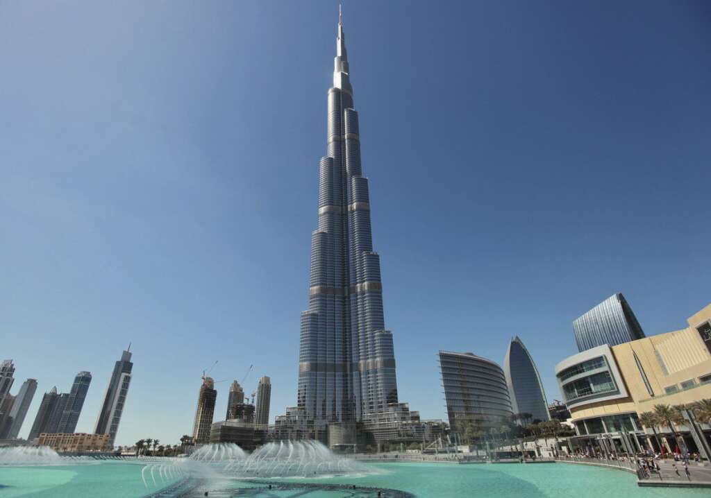 1. Le Burj Khalifa de Dubaï (Emirats Arabes Unis) - Hauteur totale : 828 m Hauteur du plus haut étage occupé : 585 m Hauteur non occupée: 244 m, soit 29% de la hauteur de l'immeuble.