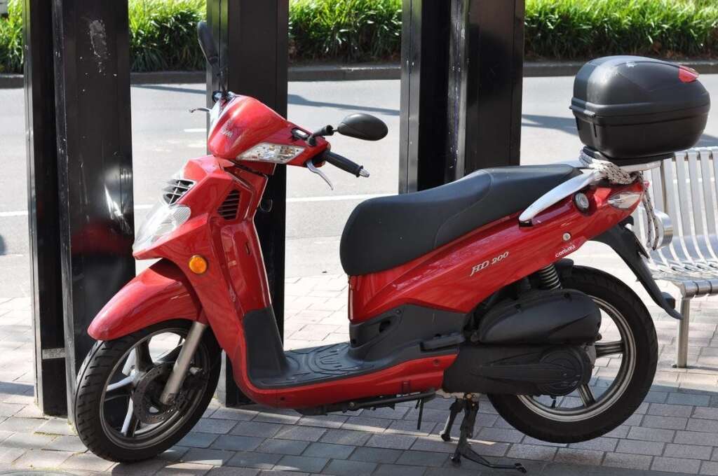 Le scooter Sym de Kader Arif - Le ministre des Anciens combattants a craqué pour ce scooter dont la valeur est aujourd'hui estimée à 1.750 euros. Kader Arif déclare au passage trois véhicules, dont une Renault Clio (année 2009), une  Renault LT Twingo (année 1995), et une Suzuki Splash (année 2009).
