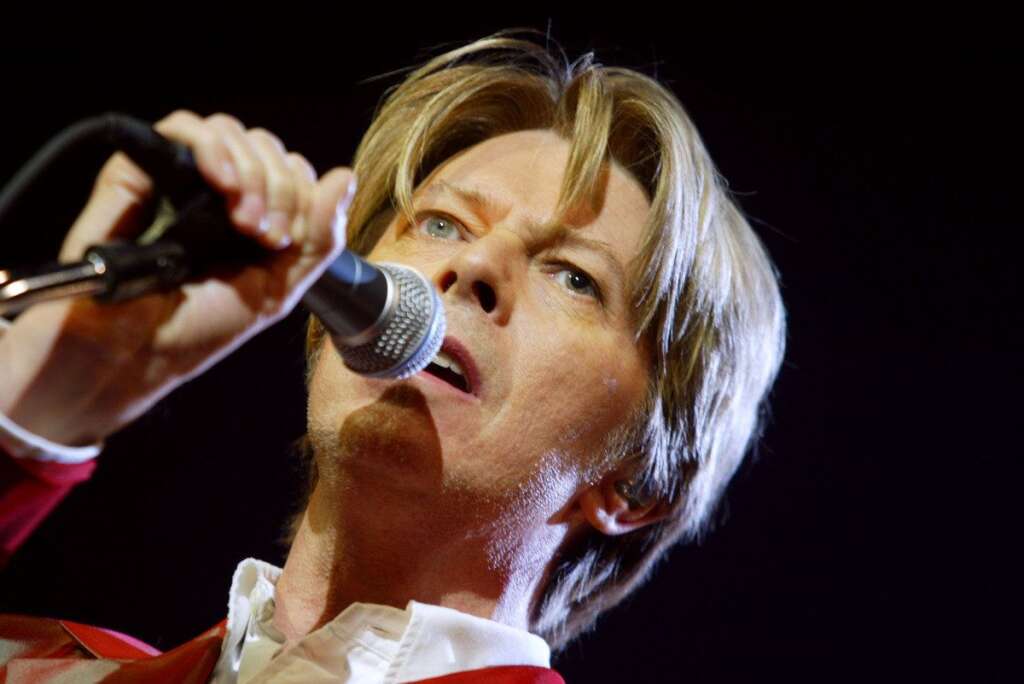 10 janvier - David Bowie - La légende du rock s'est éteinte deux jours après avoir fêté ses 69 ans, deux jours aussi après la sortie de son 25ème et dernier album baptisé "Blackstar". Le chanteur et compositeur, qui a bâti sa carrière sur des réincarnations successives, à travers les personnages de Ziggy Stardust, Aladdin Sane, ou du Thin White Duke, était un touche-à-tout visionnaire qui aura influencé des générations d'artistes.