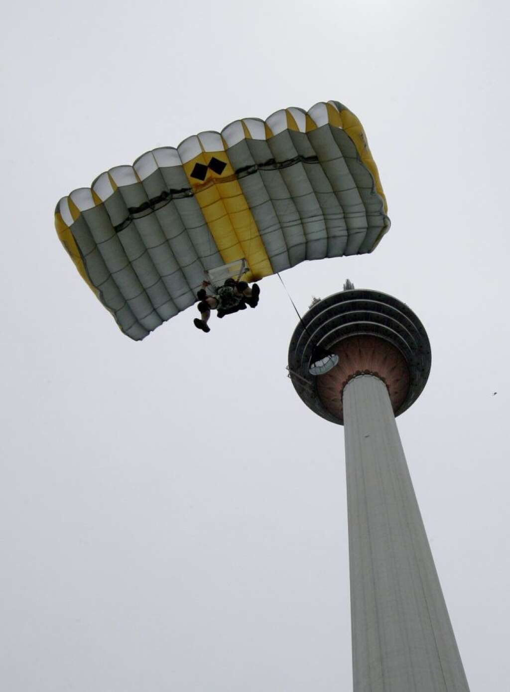 Concours de Base -jump à  Kuala Lumpur, en Malaisie - Barton Hardy s'élance depuis une tour de 421 mètres de haut.