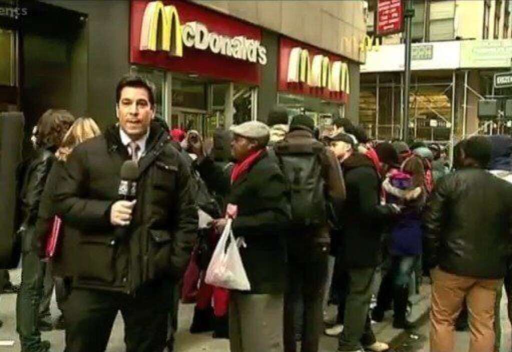 30 novembre 2012: grève des employés de McDonald's à New York... - ... contre des salaires trop faibles.  Lire l'<a href="http://www.huffingtonpost.fr/2012/11/30/photos-new-york-des-employes-en-greve-salaires-trop-faibles_n_2216533.html#slide=1819647">article</a>.
