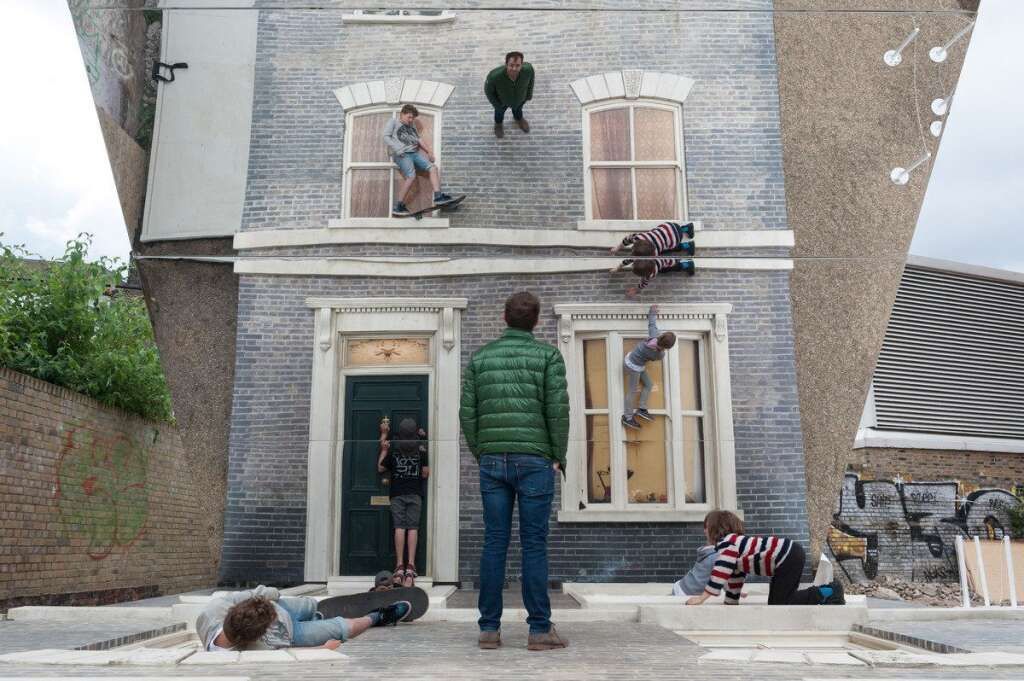 Leandro Erlich Dalston House - Leandro Erlich looks at his reflection Leandro Erlich: Dalston House Installation images © Gar Powell-Evans 2013 Courtesy of <a href="http://www.barbican.org.uk/" target="_blank">Barbican Art Gallery</a>