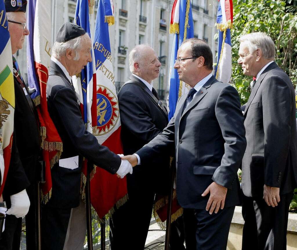 22 juillet 2012: Hollande reconnait les crimes du Vel d'Hiv - François Hollande reconnaît en commémorant la rafle du Vel d'hiv, 17 ans après l'ancien président Chirac, "la responsabilité" de la France dans "ce crime".  A relire sur <a href="http://www.huffingtonpost.fr/2012/07/22/rafle-du-vel-dhiv--francois-hollande-salue-courage-lucidite-jacques-chirac_n_1692581.html">Le HuffPost</a>