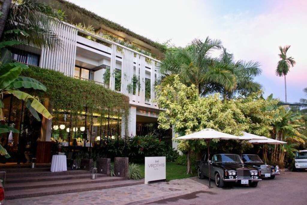 1. Viroth’s Hotel — Siem Reap, Cambodge - <p>Cet élégant hôtel de 35 chambres dispose d'un restaurant au bord de la piscine, d'un spa et d'une petite flotte de Mercedes vintage pour vous conduire à l'aéroport. Les chambres de luxe comprennent une connexion Wi-Fi gratuite, la climatisation et un petit-déjeuner complémentaire.</p>  <p>Prix moyen annuel d'une chambre: 104 euros.</p>