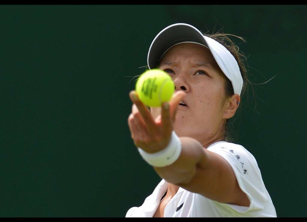 Li Na, 18,4 millions de dollars - Ses sponsors : Babolat, Haagan-Daaz, Nike, Samsung, Mercedes et de nombreuses compagnies chinoises. Li Na est la première joueuse de tennis asiatique à remporter un tournoi du grand chelem. Ce sont les troisième jeux olympiques de Li Na