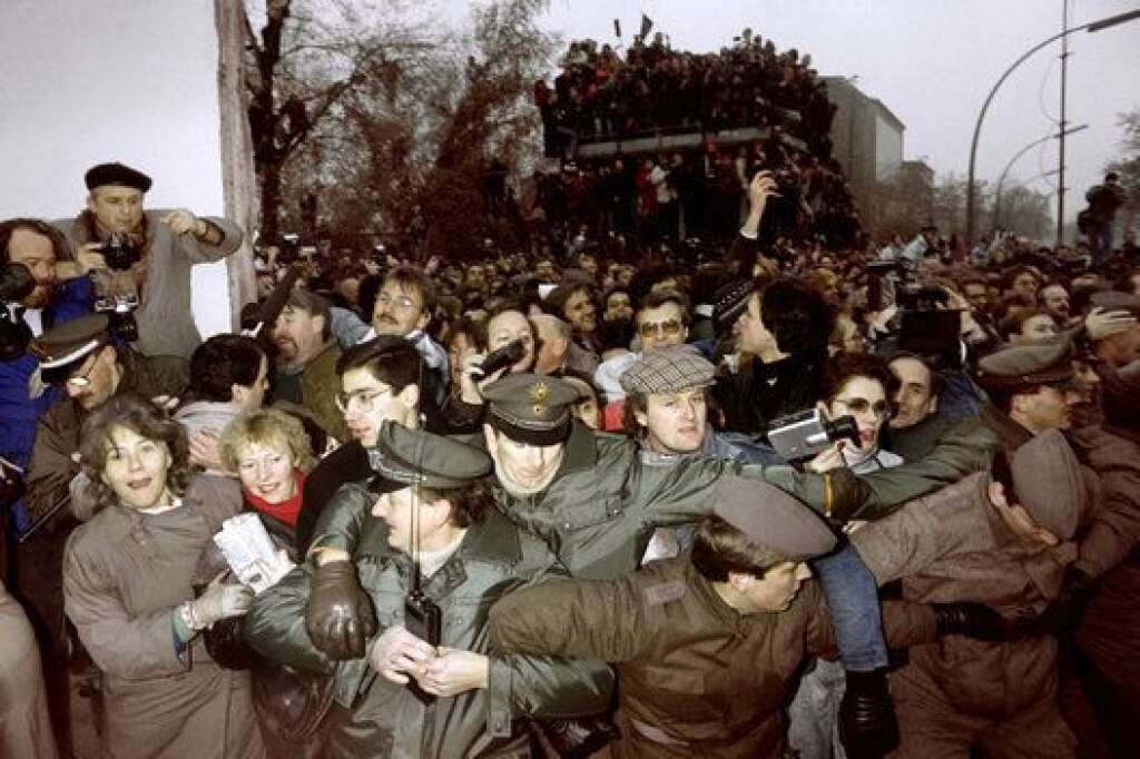 12 novembre 1989 - Trois jours après la "chute du mur", la foule est toujours de plus en plus nombreuse à vouloir franchir la frontière.