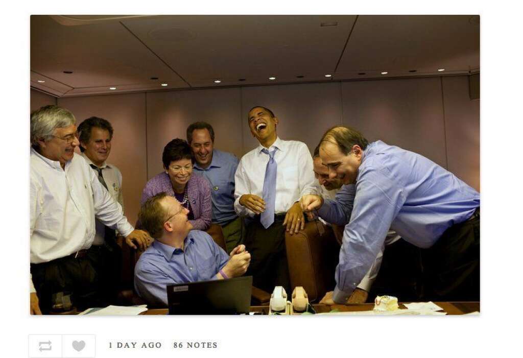 "Obama consulte vos emails" - Des dizaines de photos détournées sur le tumblr "<a href="http://obamaischeckingyouremail.tumblr.com/" target="_blank">Obama Is Checking Your Email</a>"
