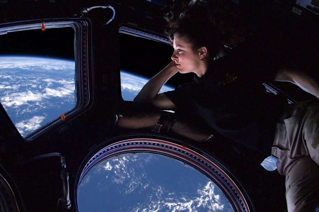 Tracy Caldwell dans la capsule Dyson in Cupola - ISS -
