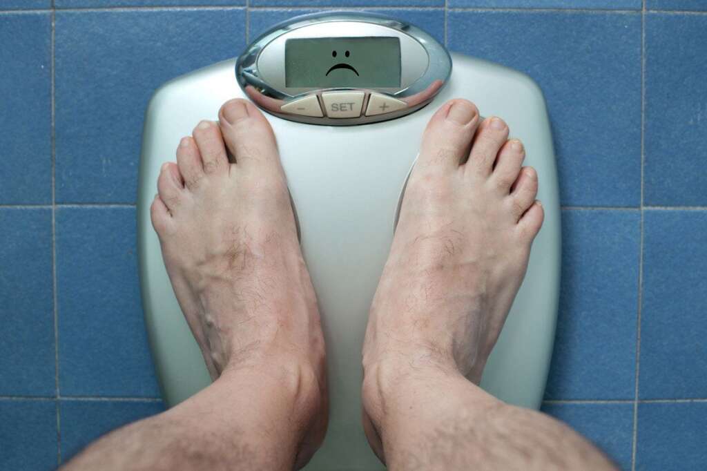 Rapport au poids biaisé - 34% des jeunes se révèlent être en état de surpoids ou d'obésité, 6% en état de maigreur extrême. Les choses s'empirent à partir de 30 ans.