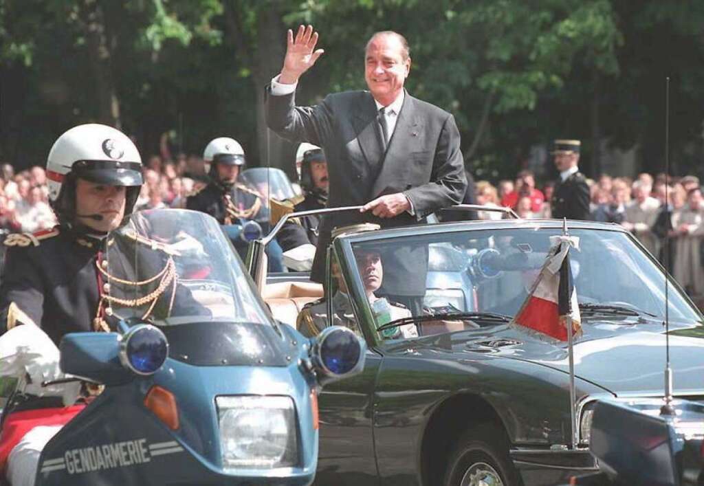 Chirac, la SM avant la CX - Comme Georges Pompidou grâce auquel il débuta en politique, Jacques Chirac avait un faible pour la SM, il l'utilise pour remonter les Champs-Elysées lors de son investiture à l'Elysée en mai 1995.     A peine élu président de la République en 1995, le maire de Paris utilise sa propre CX Prestige pour circuler dans la capitale au soir de son élection.