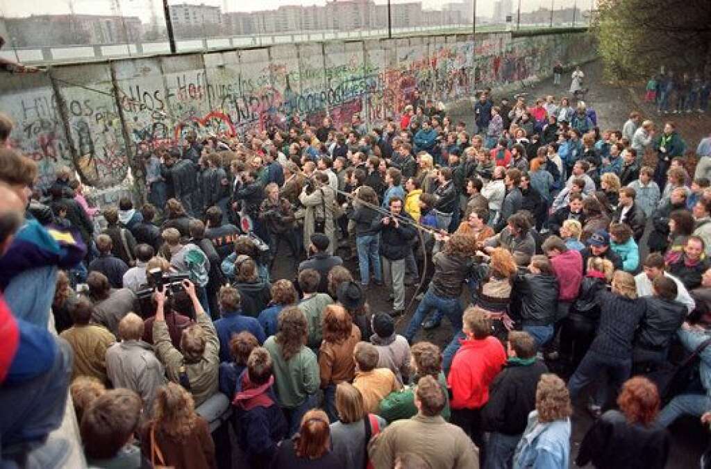 11 novembre 1989 - Des centaines de Berlinois assistent à la tentative de démolition d'un pan entier du mur de Berlin.