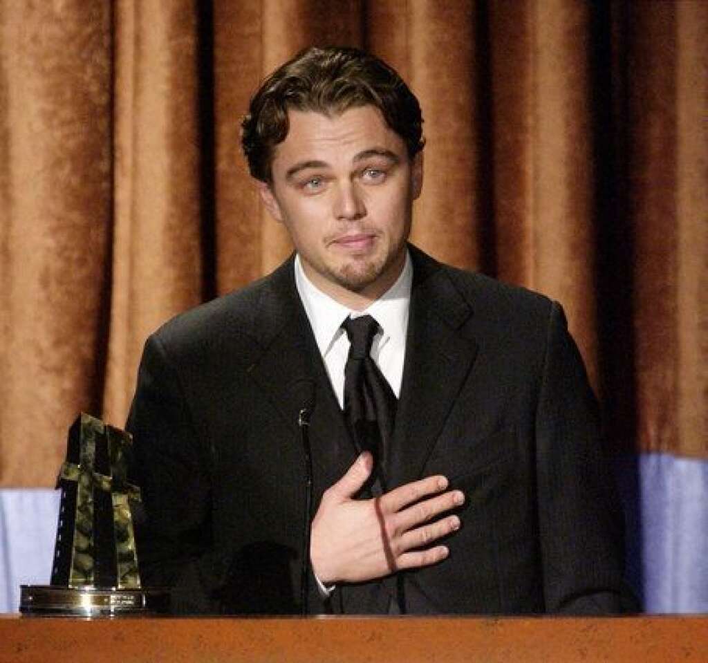 - Leonardo DiCaprio accepte en 2004 le prix d'Acteur de l'année lors du Hollywood Film Festival.