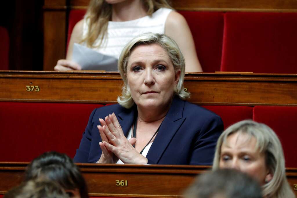 FLOP #2: Marine Le Pen repart à la baisse - <p>Toute proche de la sortie de notre flop5 le mois dernier, Marine Le Pen rechute et frôle la dernière place. Ciblée par son ancien bras gauche Florian Philippot alors que son père publie la première partie de ses mémoires, la présidente du Front national peine encore et toujours à se remettre de sa contre-performance de 2017.</p>  <p><strong>Opinions positives:</strong> 15 (-4)<br /> <strong>Opinions négatives:</strong> 47 (-8)<br /> <strong>Score net:</strong> -32 (+4)</p>