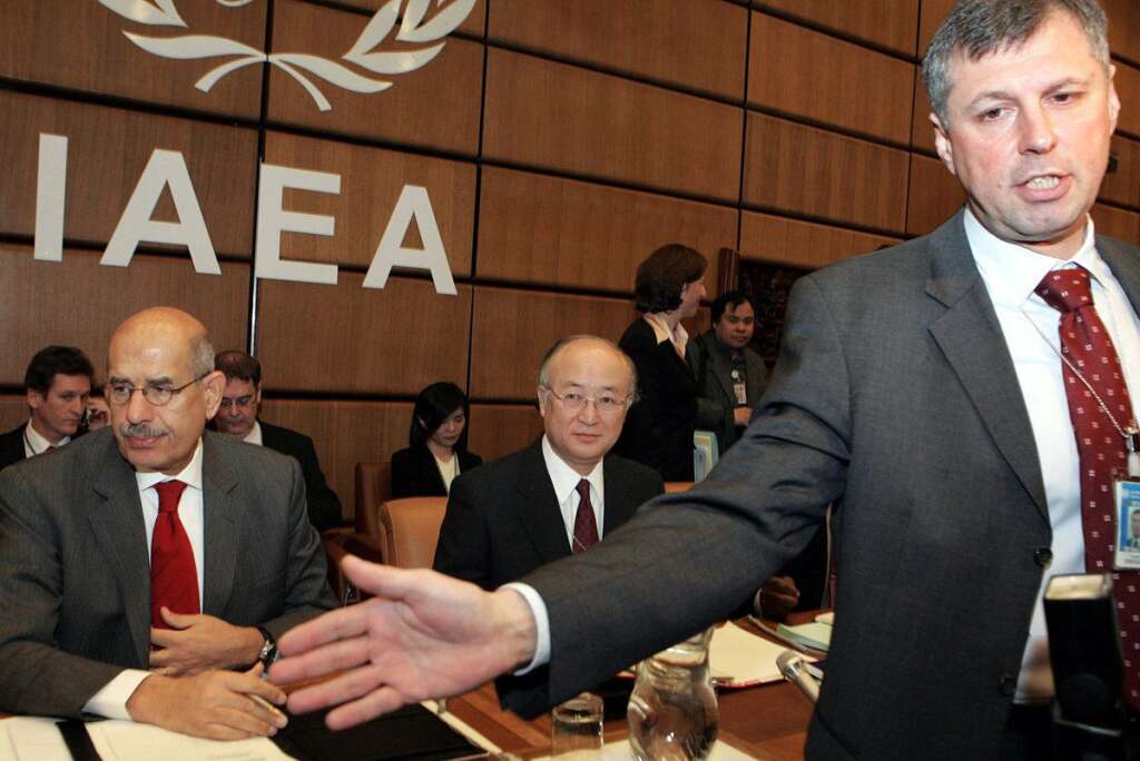 2006 - Les cinq membres permanents du Conseil de sécurité de l'ONU (Etats-Unis, Russie, Chine, France,Grande-Bretagne) donnent en janvier leur feu vert à l'AIEA pour saisir l'ONU.  L'Iran annonce avoir procédé pour la première fois à l'enrichissement d'uranium (à 3,5%).  En juin, les membres permanents du Conseil de sécurité et l'Allemagne ("5+1") offrent en vain à l'Iran des incitations en échange de l'arrêt de l'enrichissement.  L'ONU inflige en décembre des sanctions à l'Iran, régulièrement renforcées depuis, comme celles des Etats-Unis et de l'Union européenne.