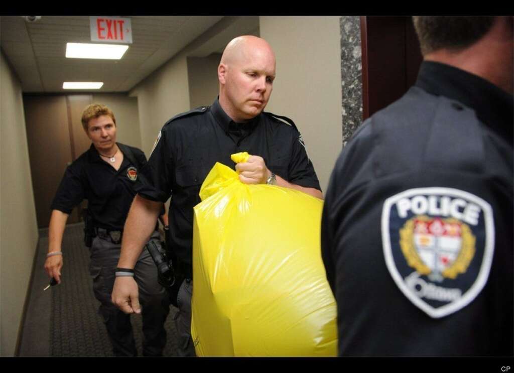 - Un policier récupère le sac contenant le colis qui renfermait un pied humain. (PC/Sean Kilpatrick)